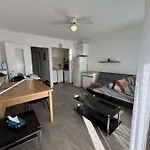 T2 Climatise Avec Garage Et Terrasse Au Grau-du-roi, 6 Couchages, Proche - Fr-1-250-267 *